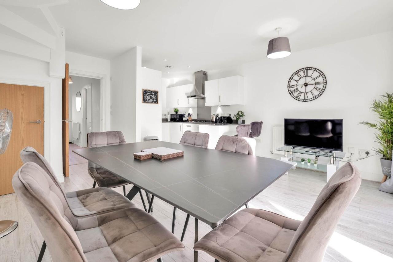 Foxherne 5Bdr 3Ba Serviced House With Parking - Slough By 360Stays Exterior photo