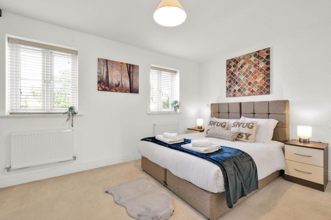 Foxherne 5Bdr 3Ba Serviced House With Parking - Slough By 360Stays Exterior photo