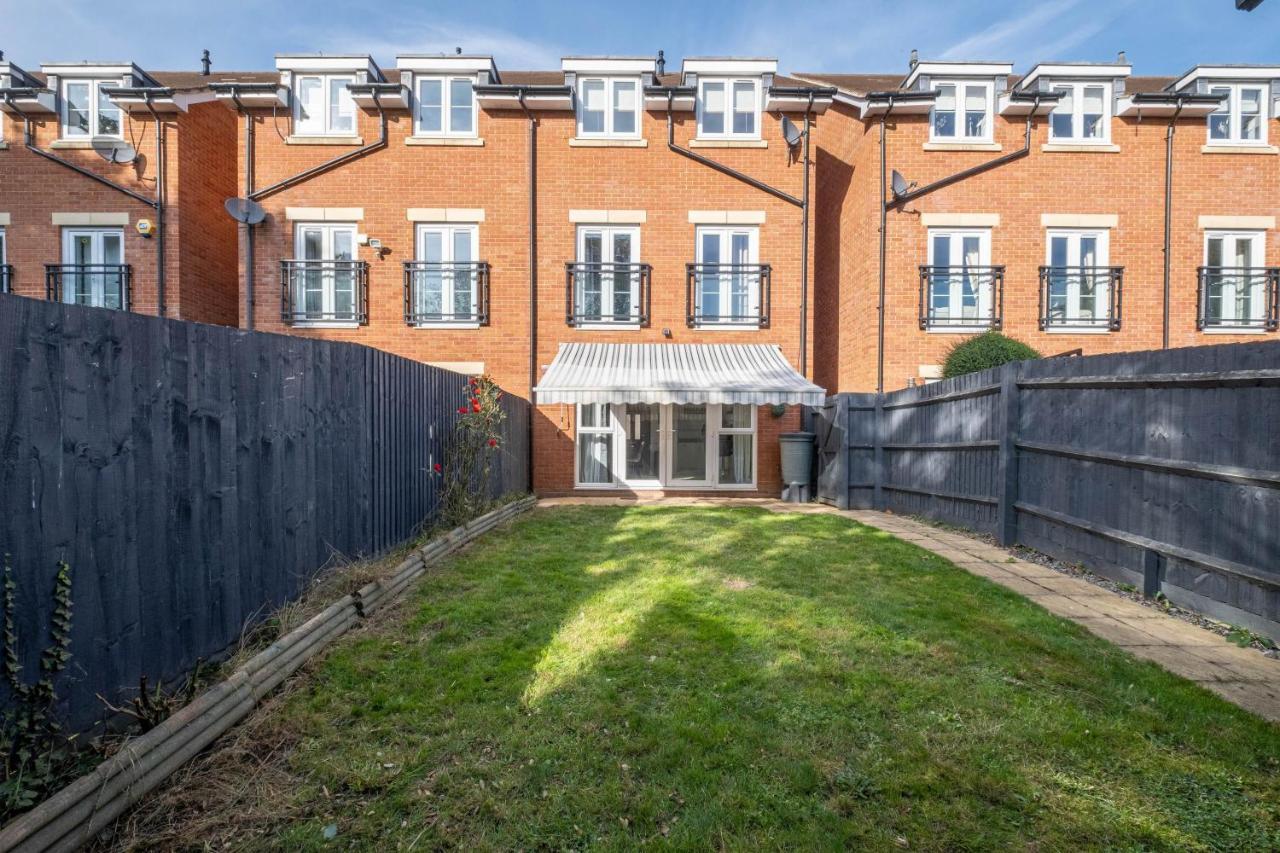 Foxherne 5Bdr 3Ba Serviced House With Parking - Slough By 360Stays Exterior photo
