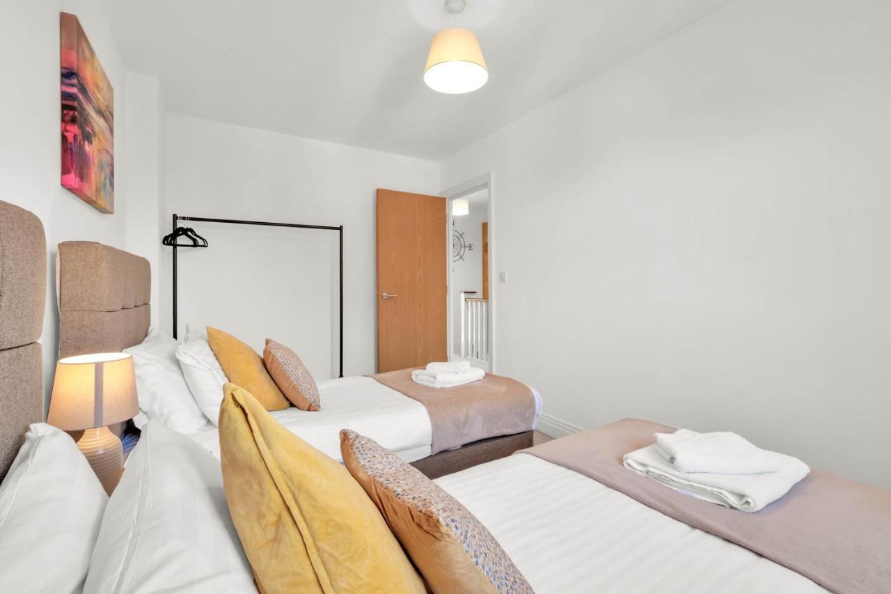 Foxherne 5Bdr 3Ba Serviced House With Parking - Slough By 360Stays Exterior photo