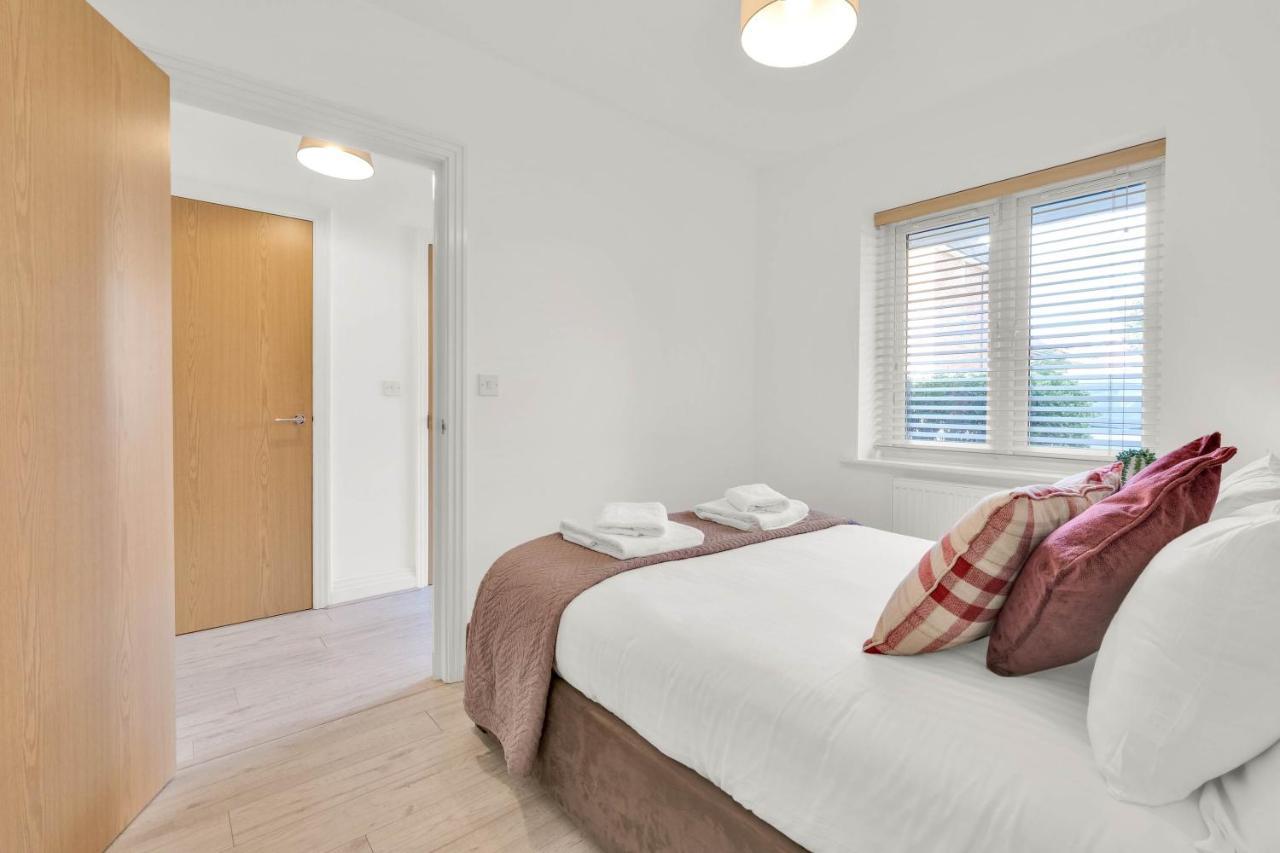 Foxherne 5Bdr 3Ba Serviced House With Parking - Slough By 360Stays Exterior photo