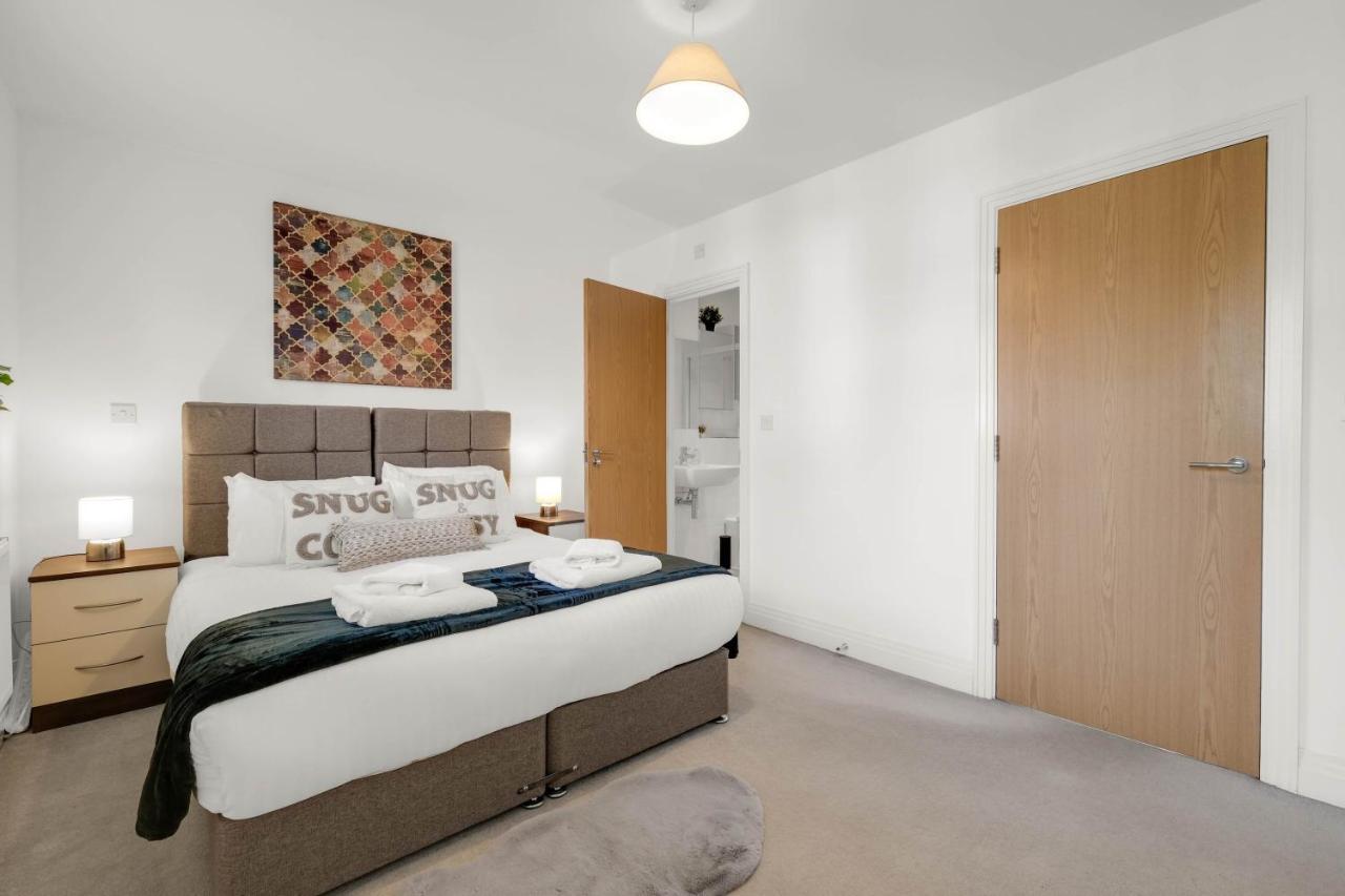 Foxherne 5Bdr 3Ba Serviced House With Parking - Slough By 360Stays Exterior photo