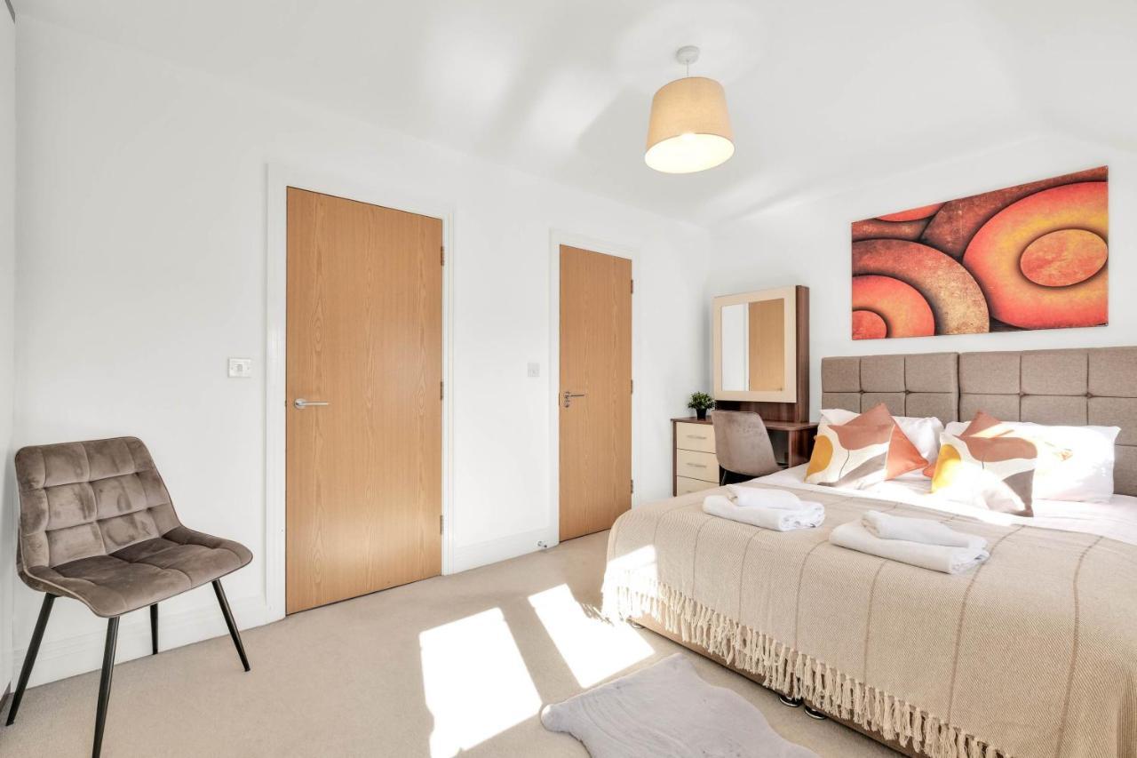 Foxherne 5Bdr 3Ba Serviced House With Parking - Slough By 360Stays Exterior photo