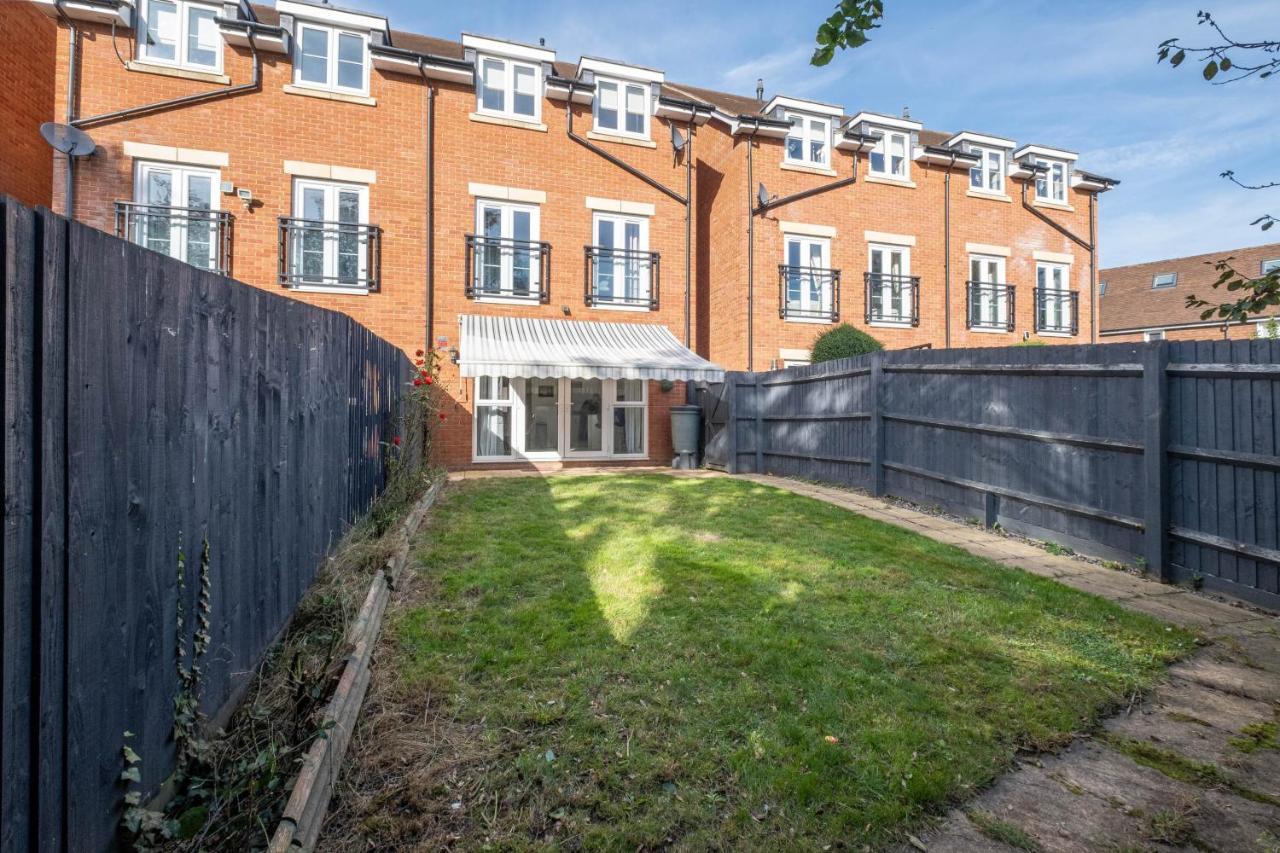 Foxherne 5Bdr 3Ba Serviced House With Parking - Slough By 360Stays Exterior photo