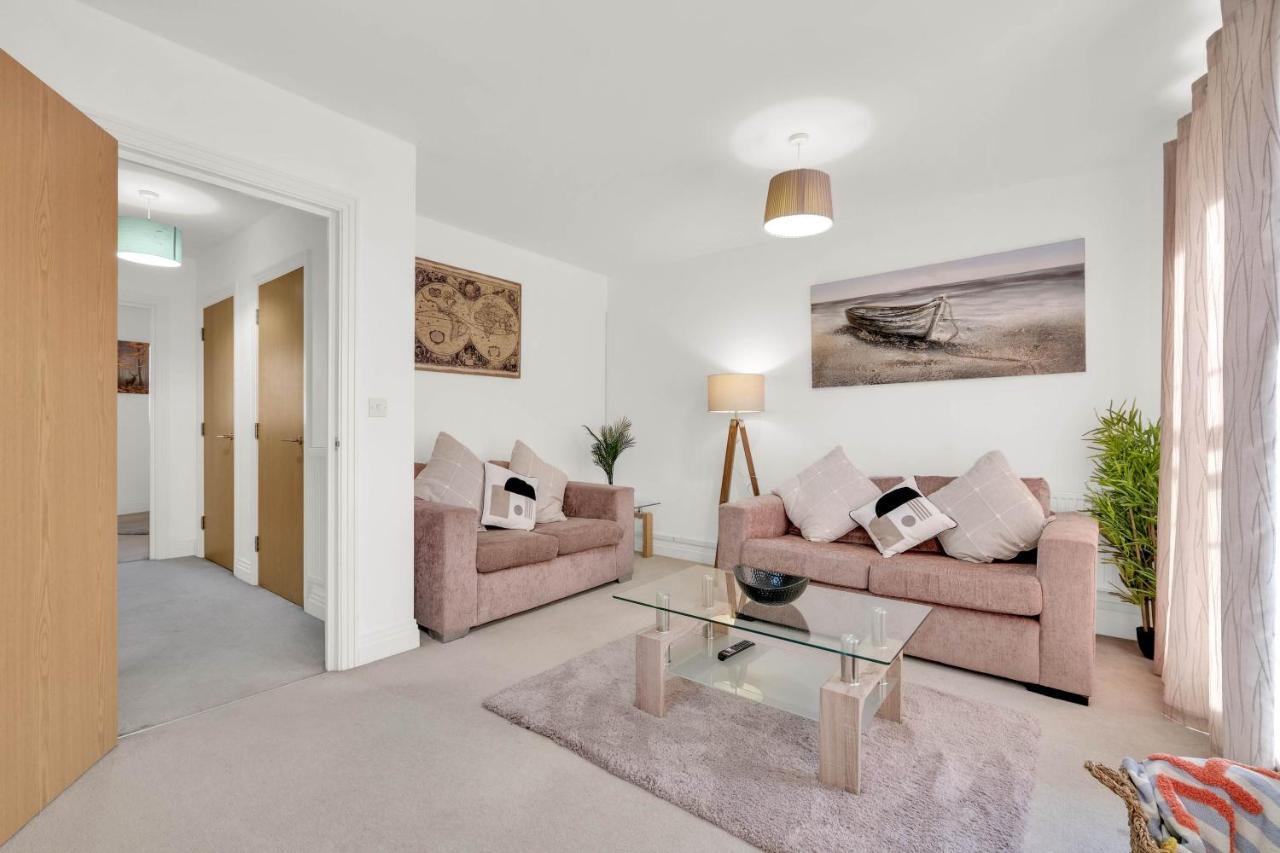 Foxherne 5Bdr 3Ba Serviced House With Parking - Slough By 360Stays Exterior photo