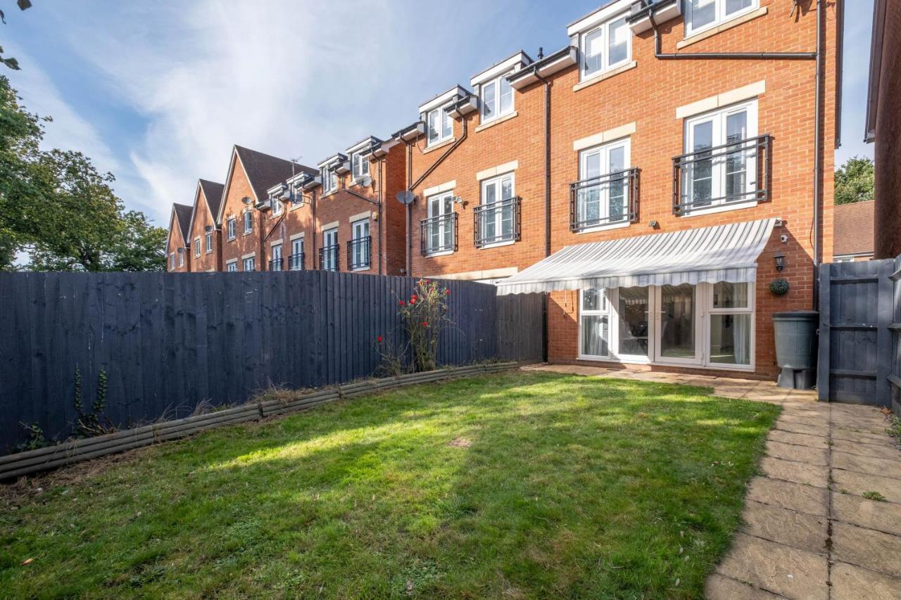 Foxherne 5Bdr 3Ba Serviced House With Parking - Slough By 360Stays Exterior photo