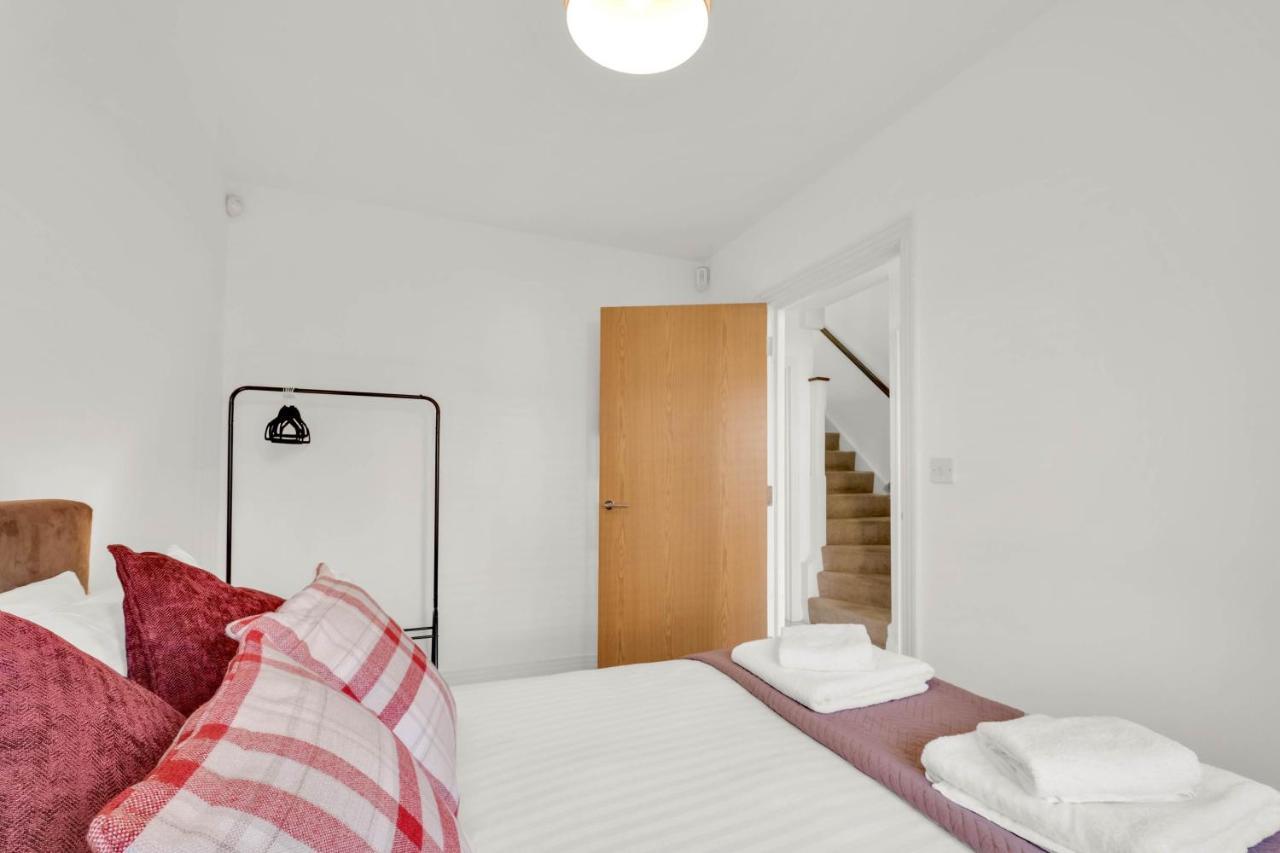 Foxherne 5Bdr 3Ba Serviced House With Parking - Slough By 360Stays Exterior photo