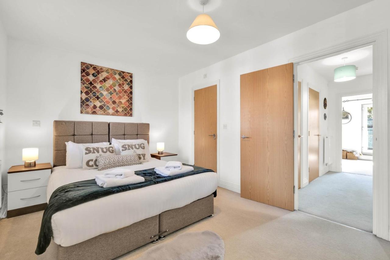 Foxherne 5Bdr 3Ba Serviced House With Parking - Slough By 360Stays Exterior photo