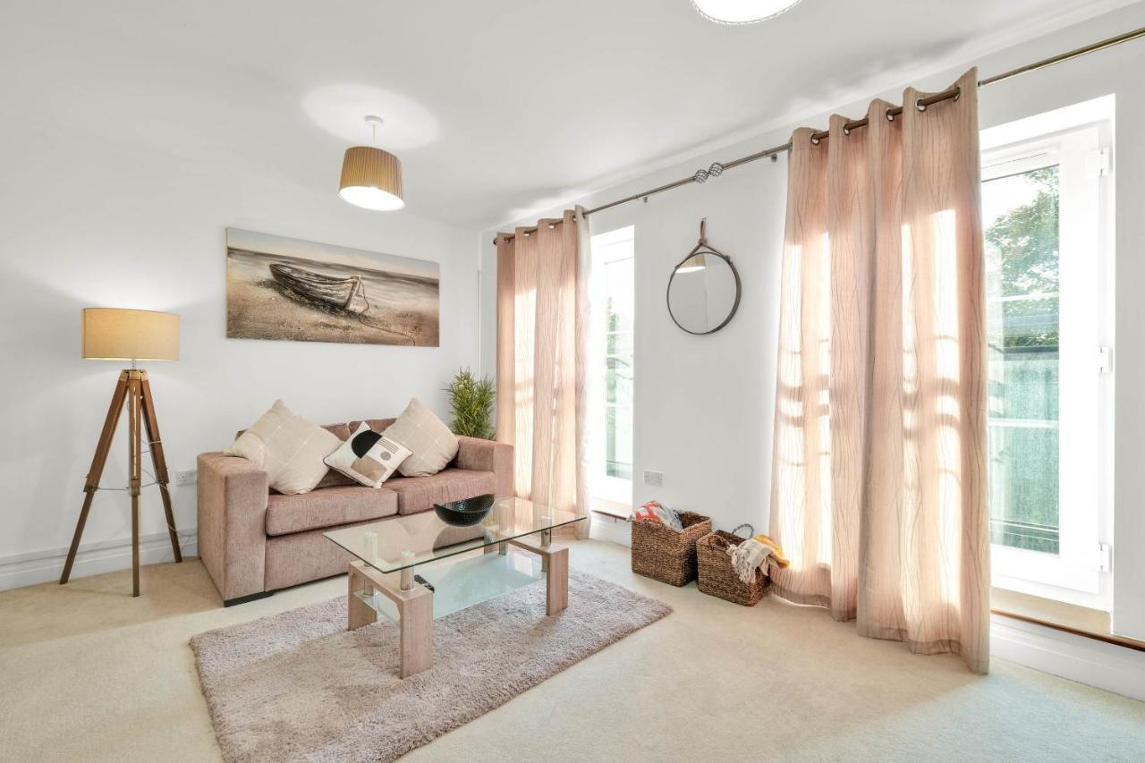 Foxherne 5Bdr 3Ba Serviced House With Parking - Slough By 360Stays Exterior photo