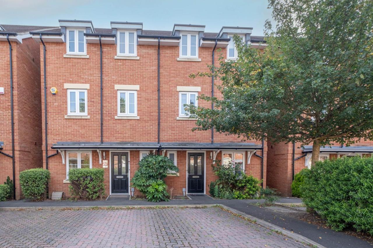 Foxherne 5Bdr 3Ba Serviced House With Parking - Slough By 360Stays Exterior photo