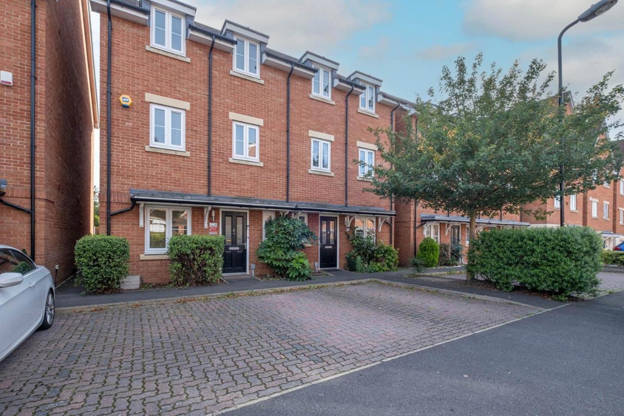 Foxherne 5Bdr 3Ba Serviced House With Parking - Slough By 360Stays Exterior photo