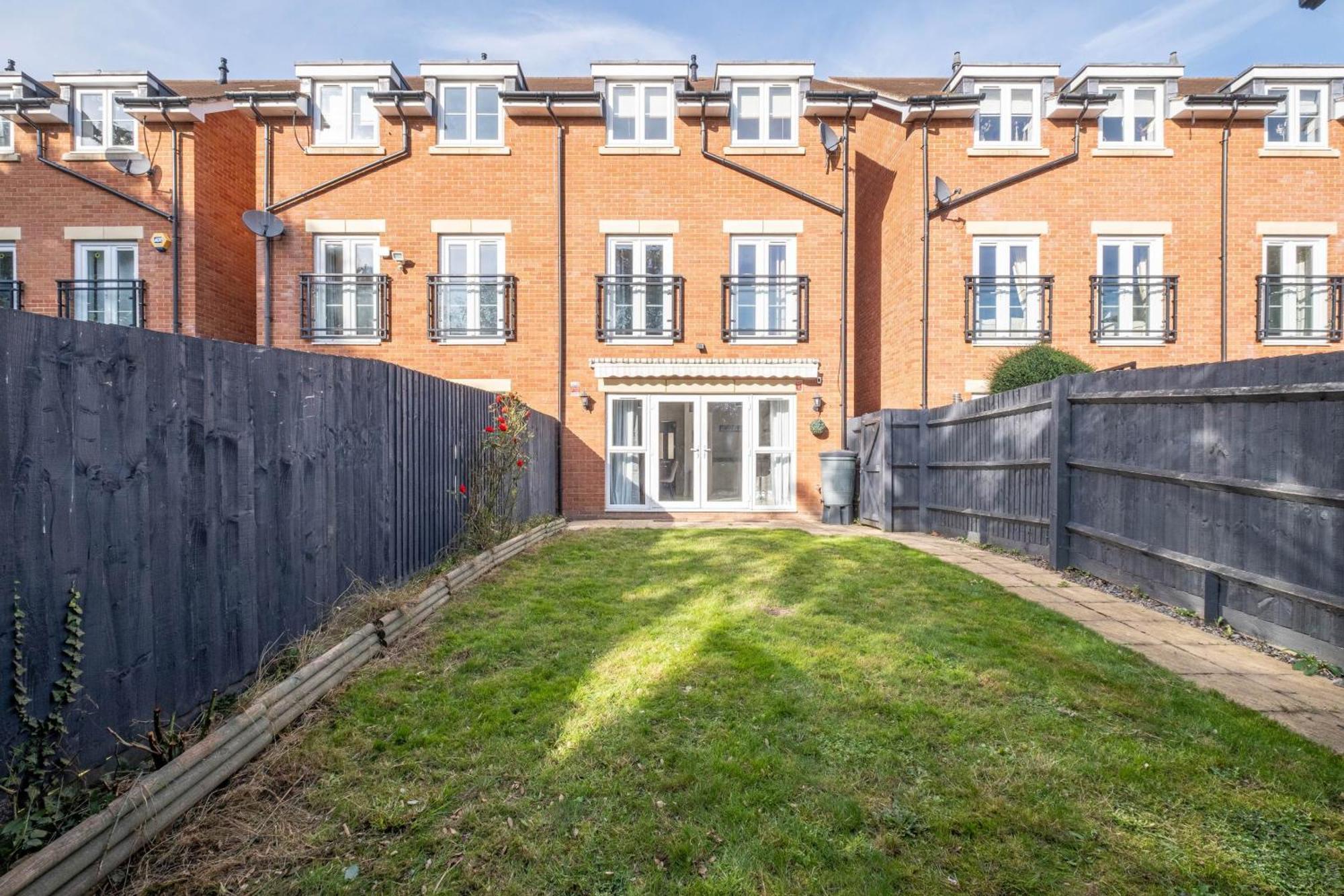 Foxherne 5Bdr 3Ba Serviced House With Parking - Slough By 360Stays Exterior photo
