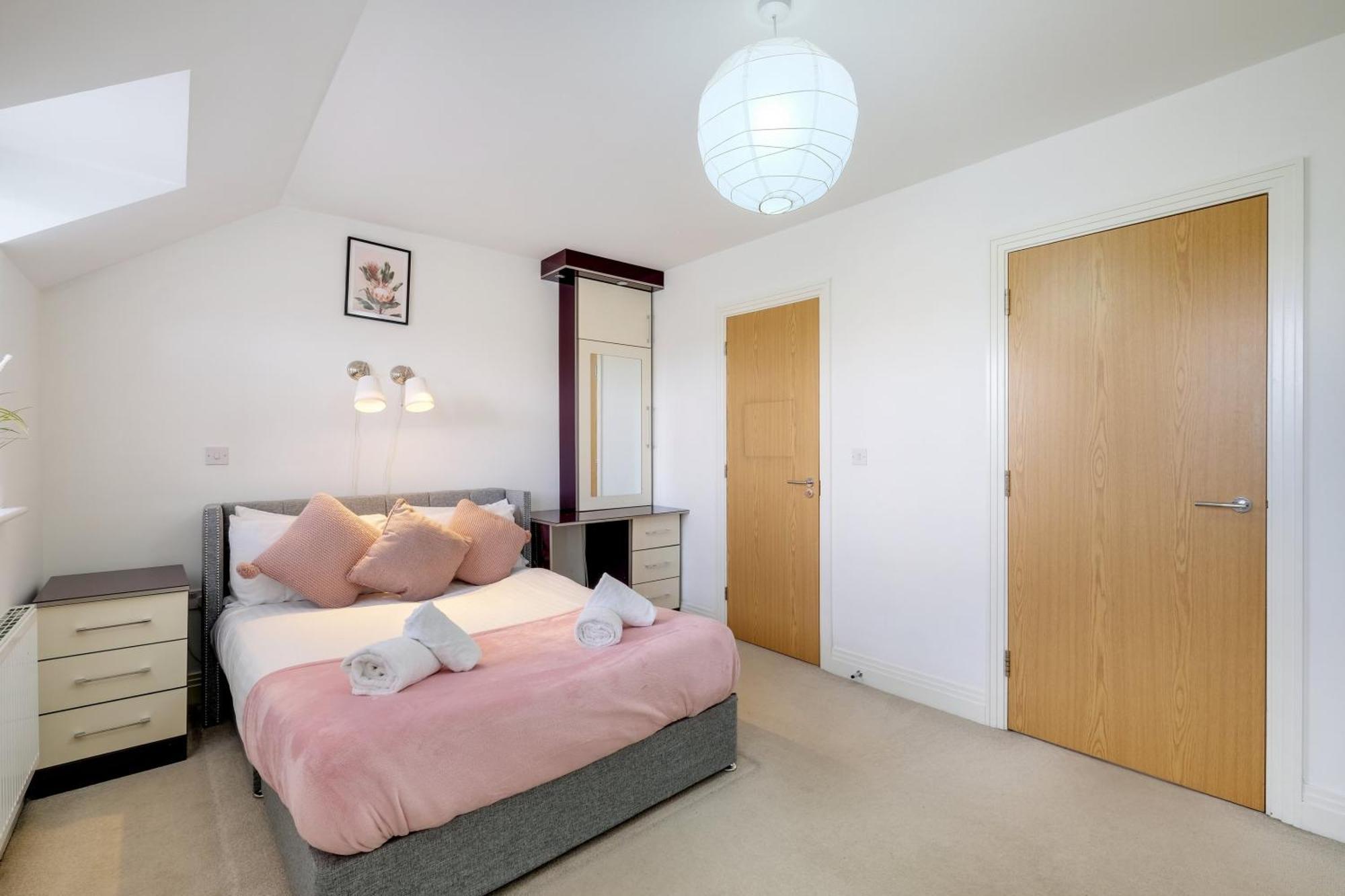 Foxherne 5Bdr 3Ba Serviced House With Parking - Slough By 360Stays Exterior photo