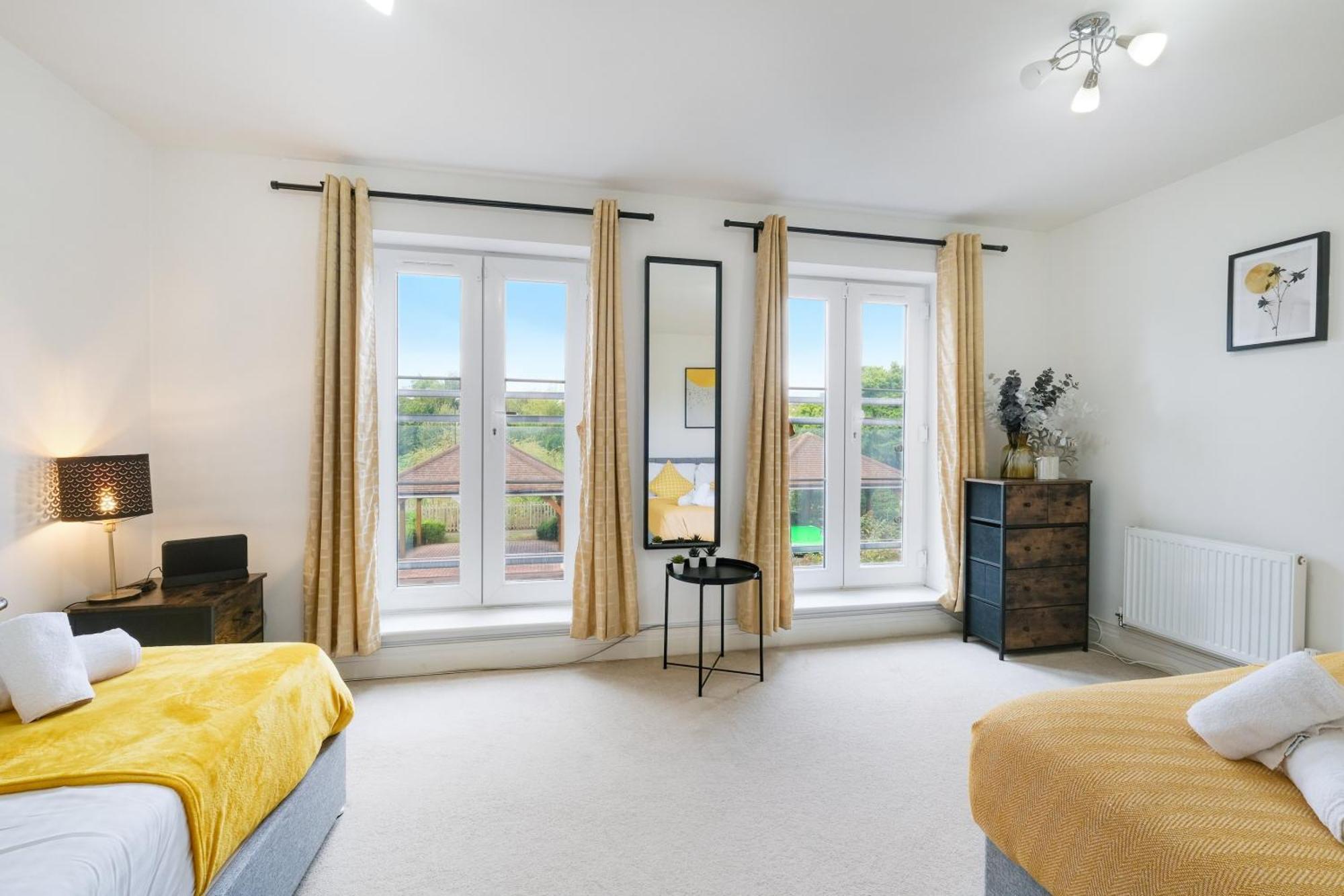 Foxherne 5Bdr 3Ba Serviced House With Parking - Slough By 360Stays Exterior photo