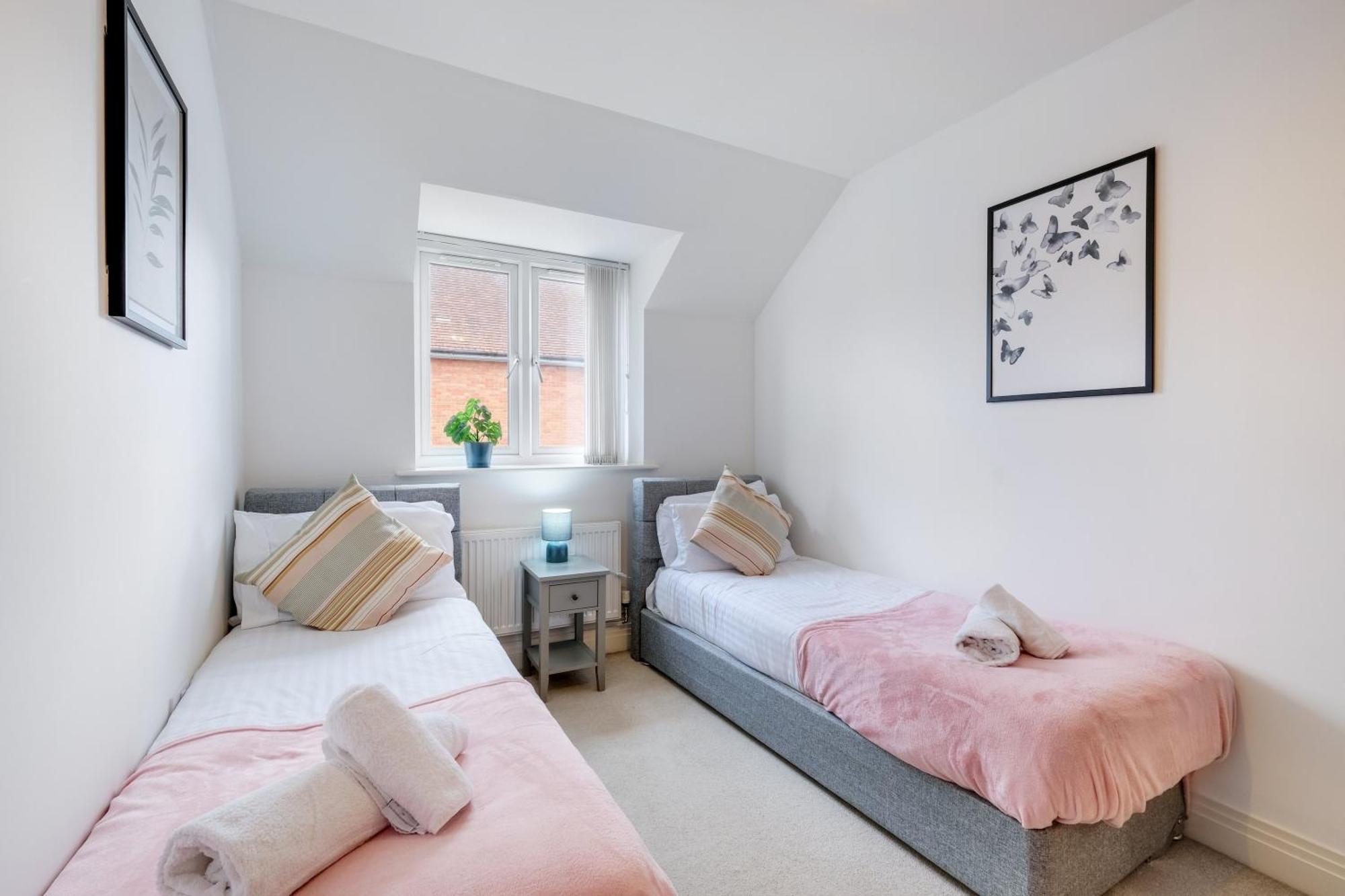 Foxherne 5Bdr 3Ba Serviced House With Parking - Slough By 360Stays Exterior photo