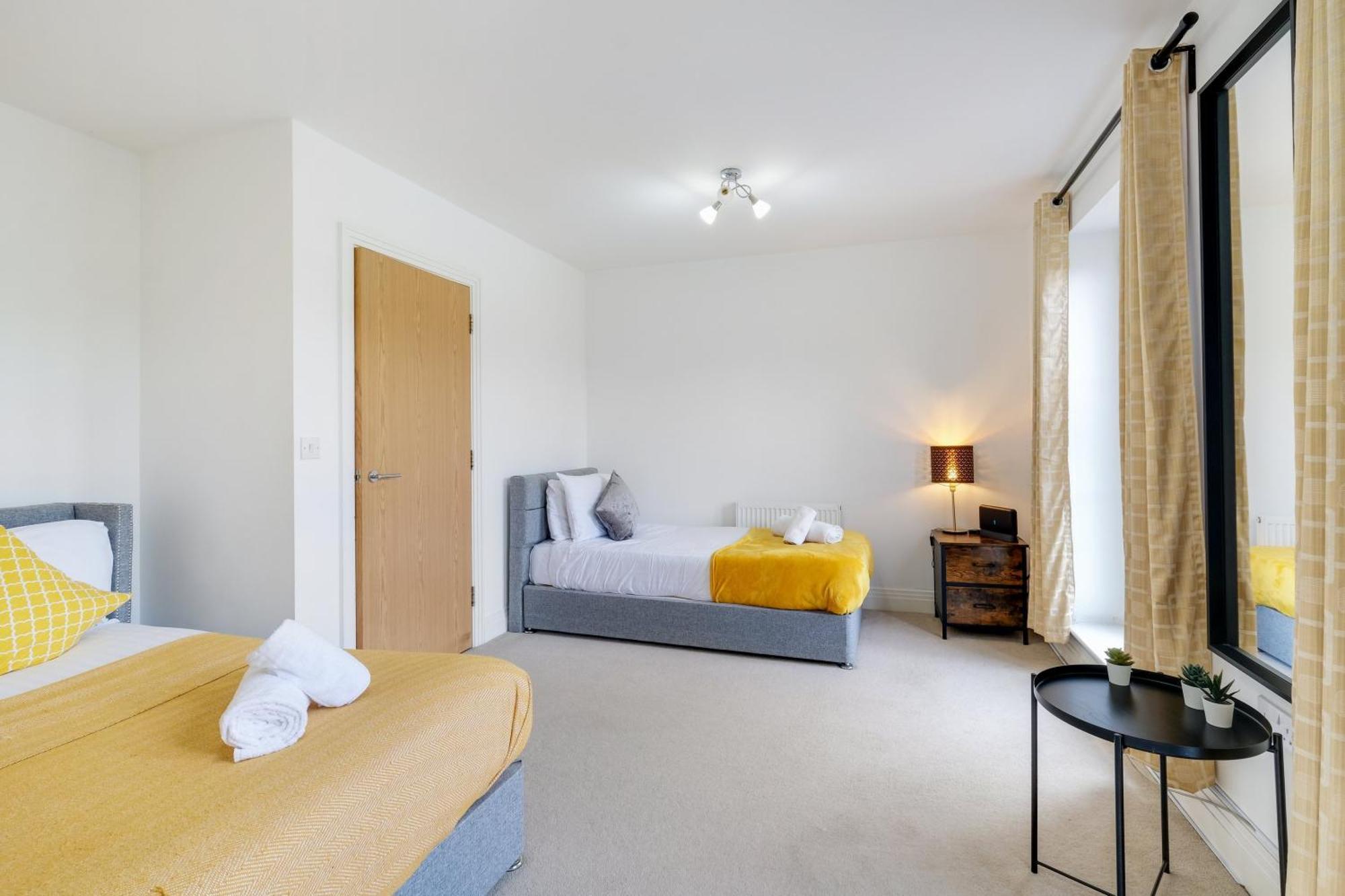 Foxherne 5Bdr 3Ba Serviced House With Parking - Slough By 360Stays Exterior photo