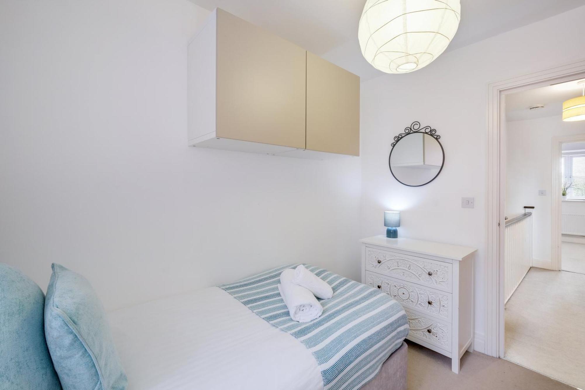 Foxherne 5Bdr 3Ba Serviced House With Parking - Slough By 360Stays Exterior photo