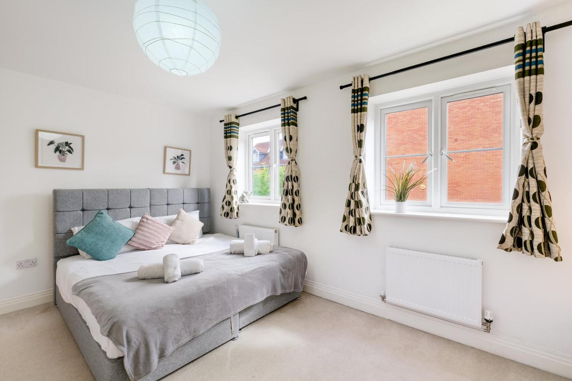 Foxherne 5Bdr 3Ba Serviced House With Parking - Slough By 360Stays Exterior photo