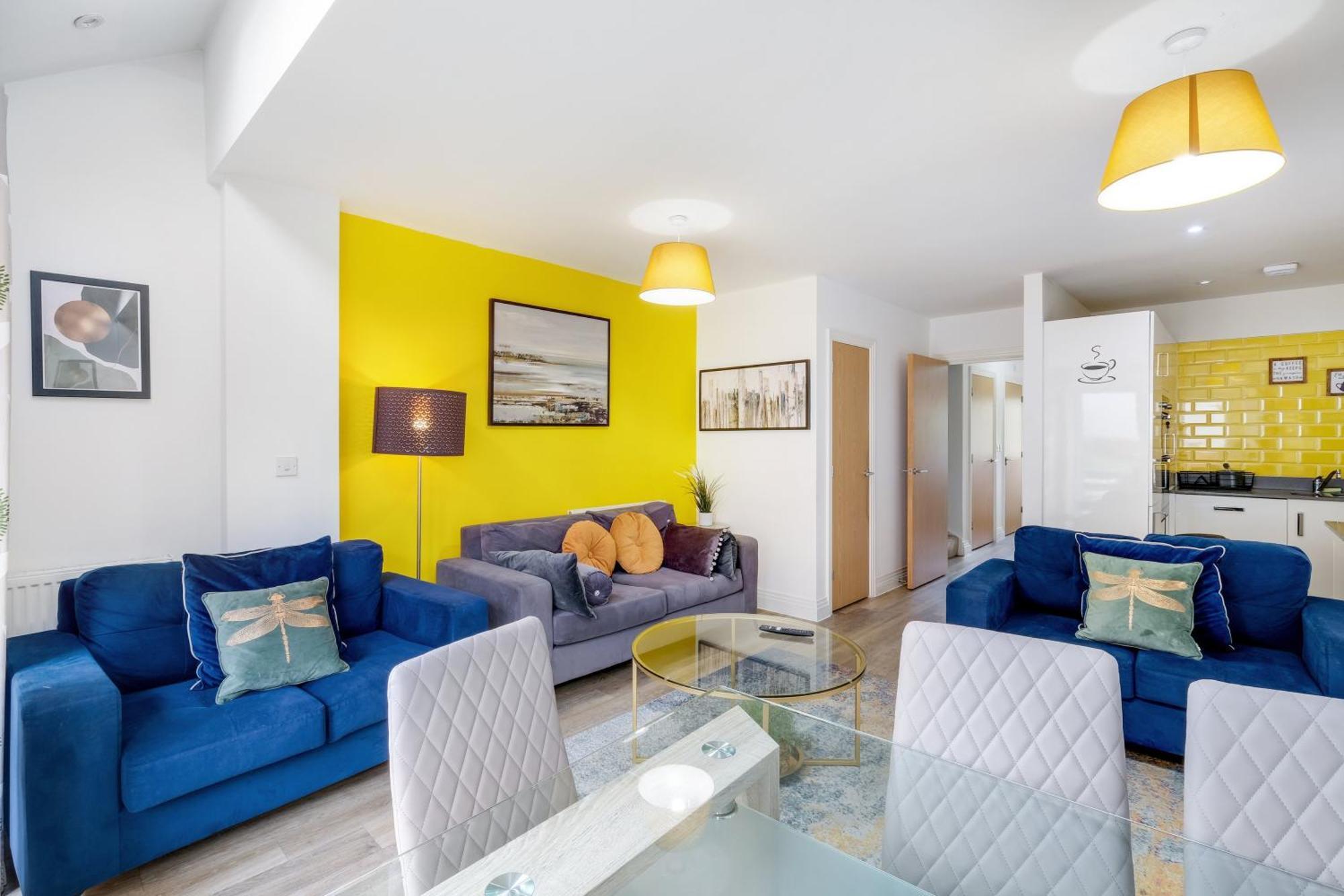 Foxherne 5Bdr 3Ba Serviced House With Parking - Slough By 360Stays Exterior photo