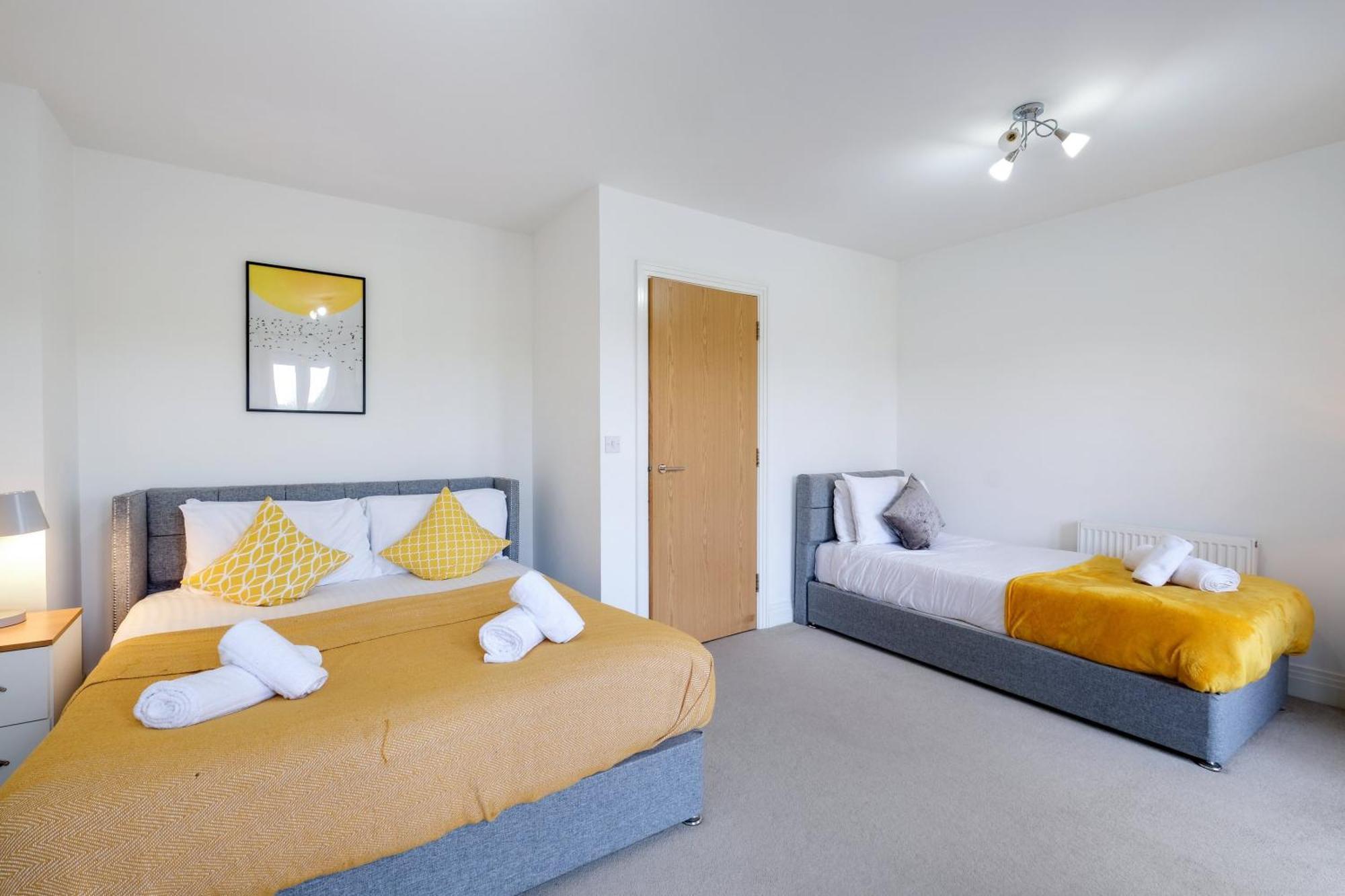 Foxherne 5Bdr 3Ba Serviced House With Parking - Slough By 360Stays Exterior photo
