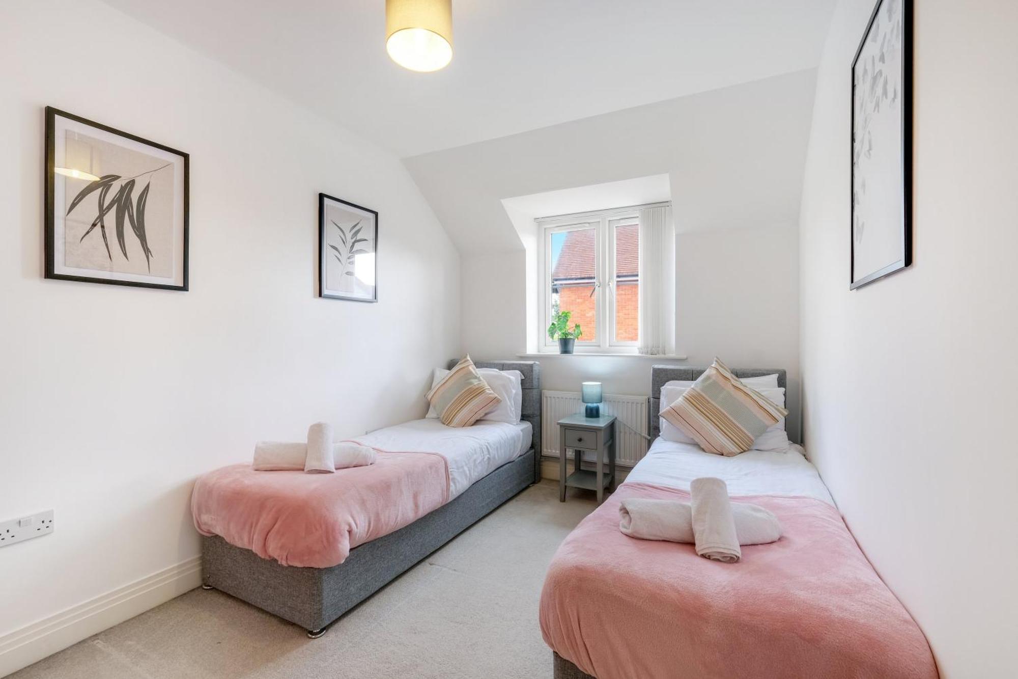 Foxherne 5Bdr 3Ba Serviced House With Parking - Slough By 360Stays Exterior photo