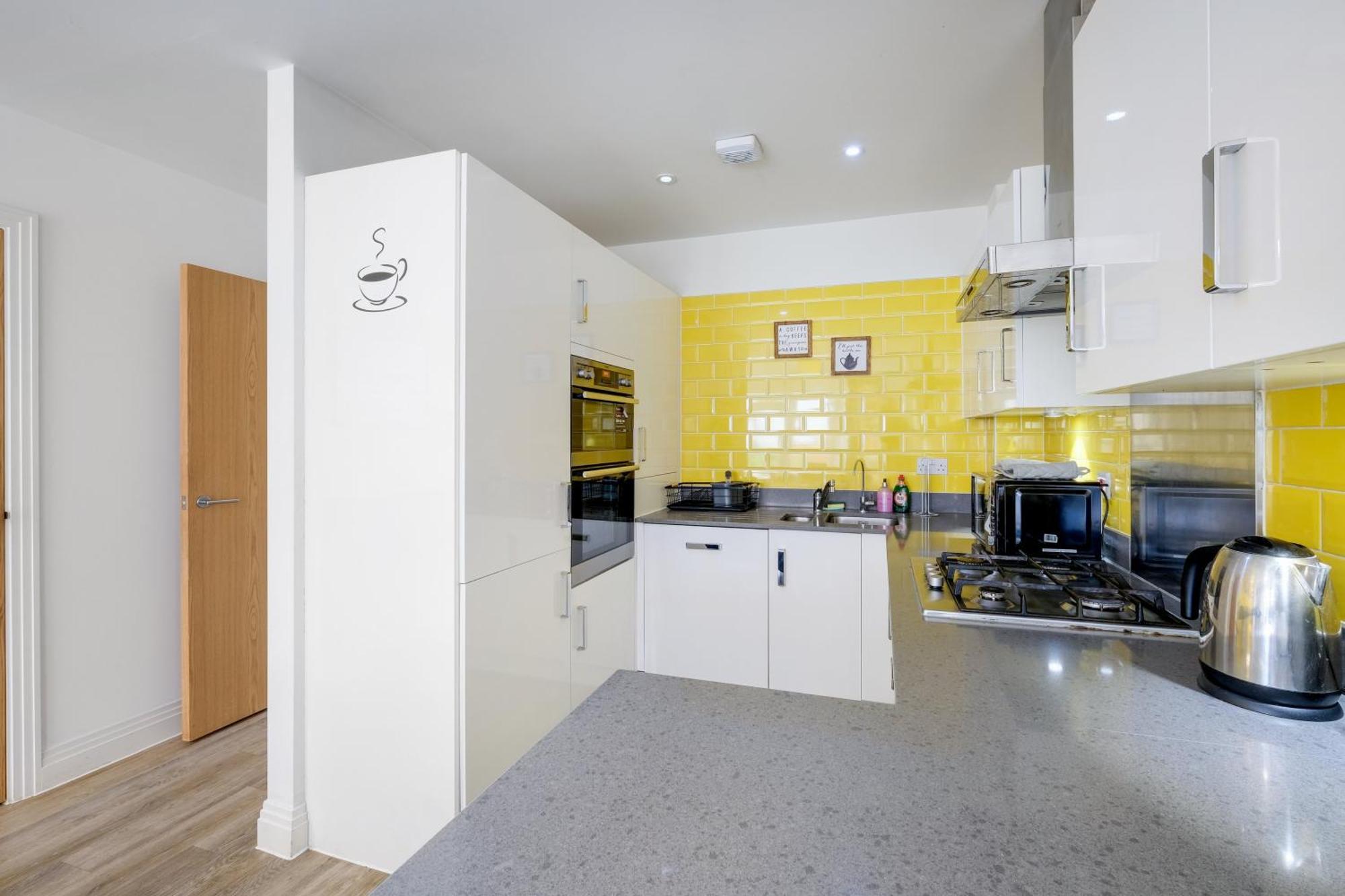 Foxherne 5Bdr 3Ba Serviced House With Parking - Slough By 360Stays Exterior photo