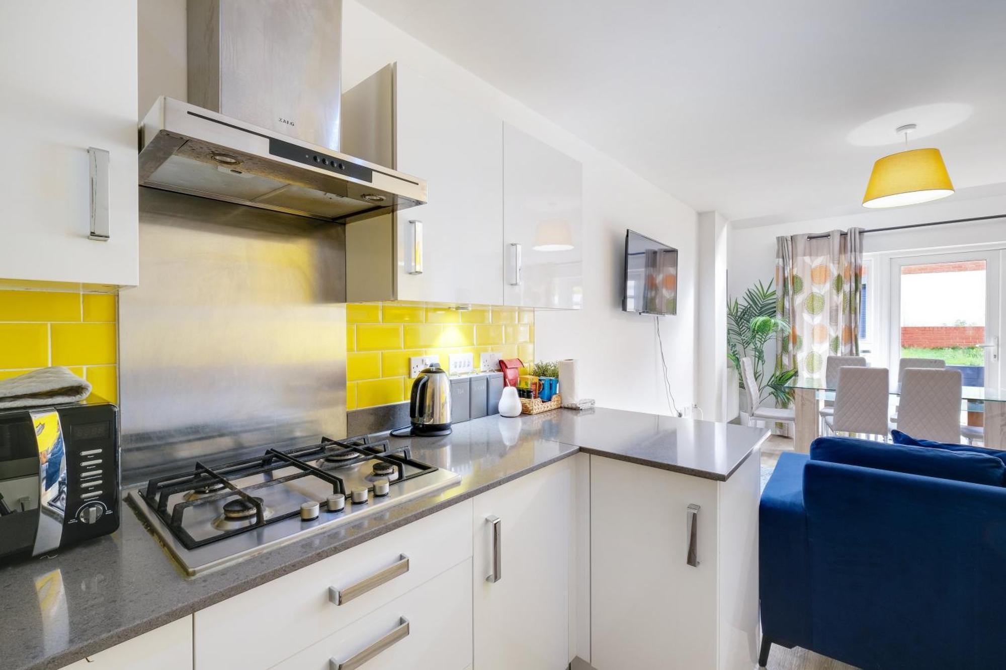 Foxherne 5Bdr 3Ba Serviced House With Parking - Slough By 360Stays Exterior photo