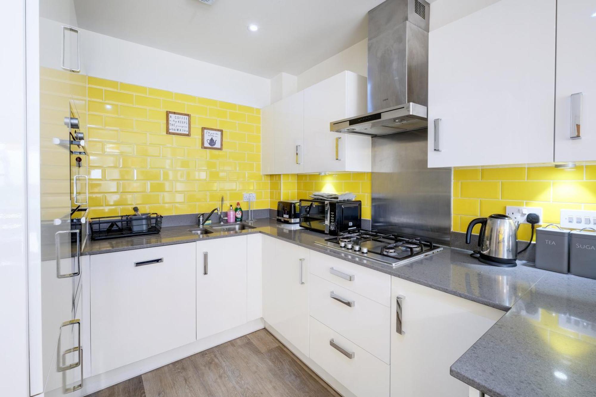 Foxherne 5Bdr 3Ba Serviced House With Parking - Slough By 360Stays Exterior photo