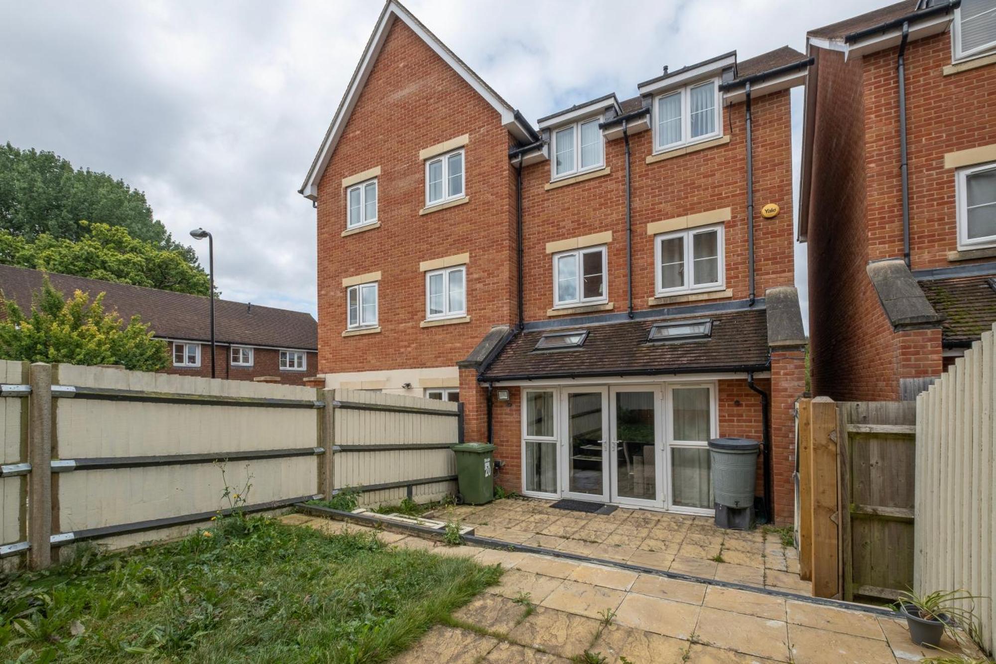 Foxherne 5Bdr 3Ba Serviced House With Parking - Slough By 360Stays Exterior photo