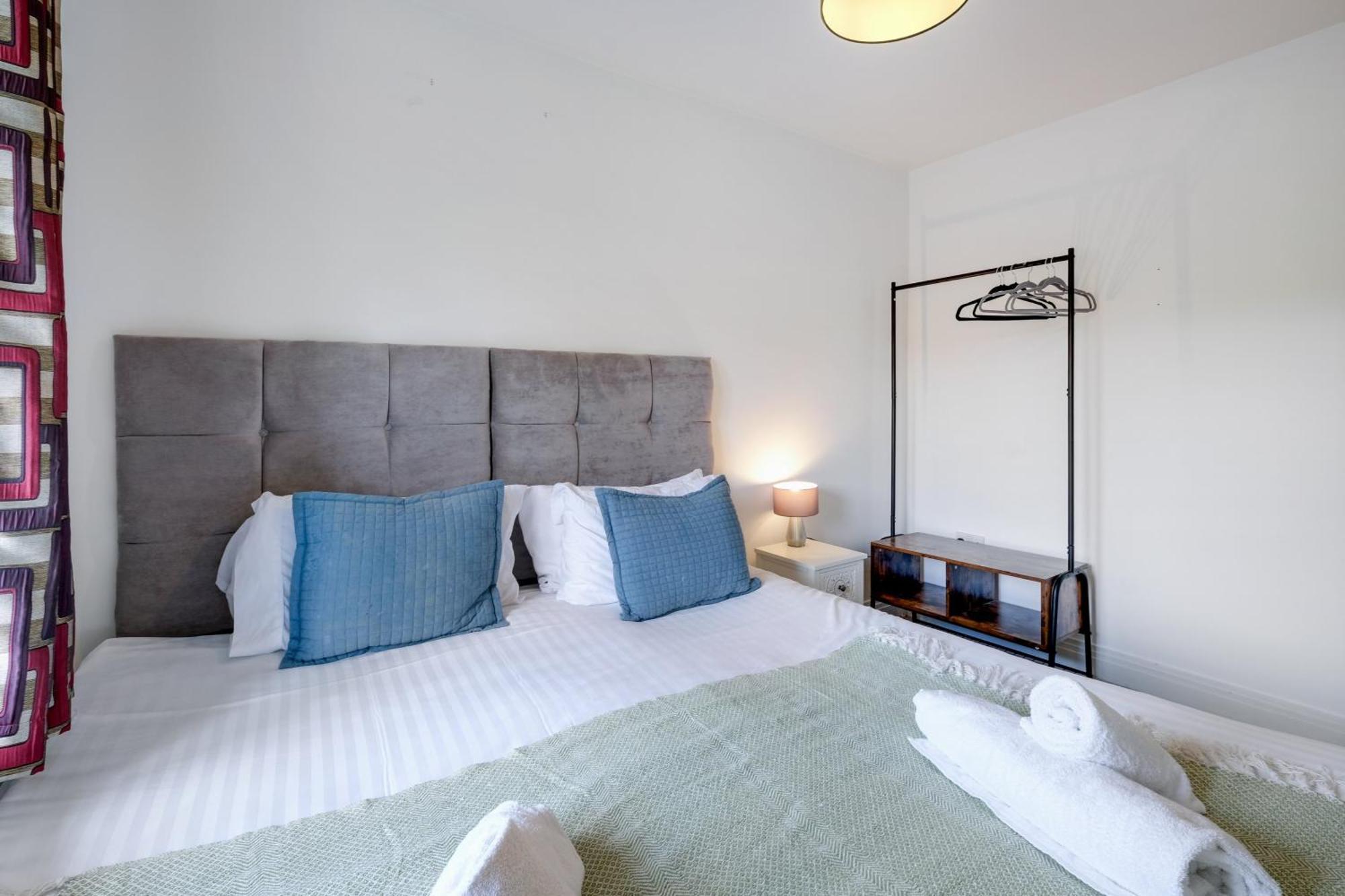 Foxherne 5Bdr 3Ba Serviced House With Parking - Slough By 360Stays Exterior photo