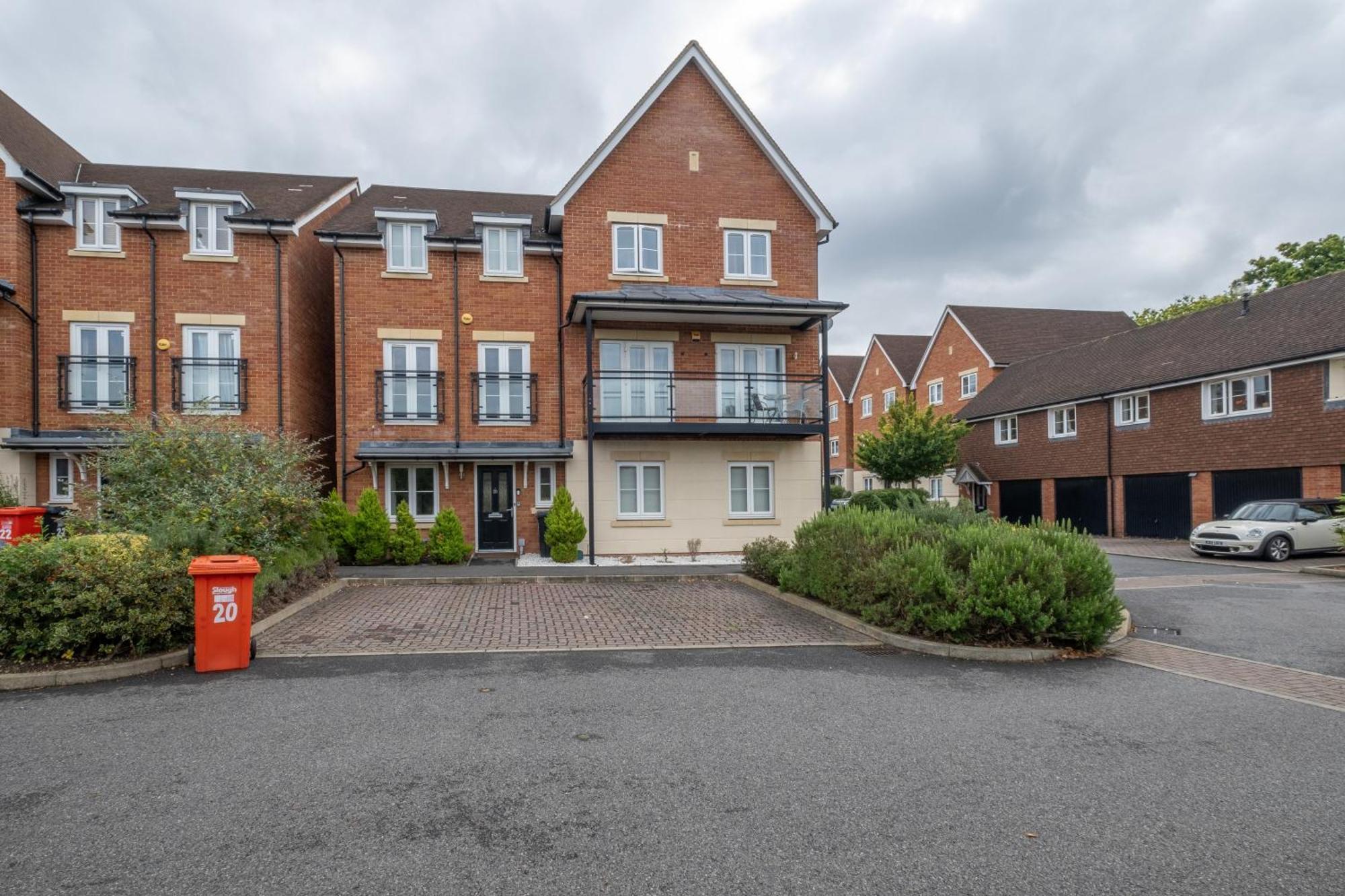 Foxherne 5Bdr 3Ba Serviced House With Parking - Slough By 360Stays Exterior photo